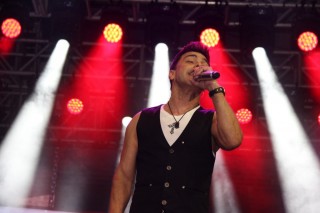 
            <a style='margin-left: 5px;' class='btn btn-xs btn-social btn-facebook' href='https://www.facebook.com/sharer/sharer.php?u=https://galeramix.s01.web.getmuller.com.br/imagem/a162/800-800-90/conteudo/site_galerias/162/tijufest-2025-zeze-di-camargo-101.jpg' rel='popup' data-width='500' data-height='400'><i class='fa fa-facebook'></i>Compartilhar <span class='hidden-xs'>no Facebook</span>
        </a> 
        <a class='btn btn-default btn-xs' target='_blank' href='imagem/a162/800-800-90/conteudo/site_galerias/162/tijufest-2025-zeze-di-camargo-101.jpg'>
            <span class='glyphicon glyphicon-cloud-download'></span> Salvar
        </a>
        