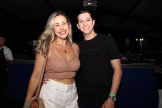 
<a style='margin-left: 5px;' class='btn btn-xs btn-social btn-facebook' href='https://www.facebook.com/sharer/sharer.php?u=https://galeramix.s01.web.getmuller.com.br/imagem/a162/800-800-90/conteudo/site_galerias/162/tijufest-2025-zeze-di-camargo-18.jpg' rel='popup' data-width='500' data-height='400'><i class='fa fa-facebook'></i>Compartilhar <span class='hidden-xs'>no Facebook</span>
</a> 
<a class='btn btn-default btn-xs' target='_blank' href='imagem/a162/800-800-90/conteudo/site_galerias/162/tijufest-2025-zeze-di-camargo-18.jpg'>
<span class='glyphicon glyphicon-cloud-download'></span> Salvar
</a>
