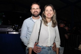 
<a style='margin-left: 5px;' class='btn btn-xs btn-social btn-facebook' href='https://www.facebook.com/sharer/sharer.php?u=https://galeramix.s01.web.getmuller.com.br/imagem/a162/800-800-90/conteudo/site_galerias/162/tijufest-2025-zeze-di-camargo-19.jpg' rel='popup' data-width='500' data-height='400'><i class='fa fa-facebook'></i>Compartilhar <span class='hidden-xs'>no Facebook</span>
</a> 
<a class='btn btn-default btn-xs' target='_blank' href='imagem/a162/800-800-90/conteudo/site_galerias/162/tijufest-2025-zeze-di-camargo-19.jpg'>
<span class='glyphicon glyphicon-cloud-download'></span> Salvar
</a>
