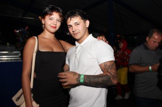 
<a style='margin-left: 5px;' class='btn btn-xs btn-social btn-facebook' href='https://www.facebook.com/sharer/sharer.php?u=https://galeramix.s01.web.getmuller.com.br/imagem/a162/800-800-90/conteudo/site_galerias/162/tijufest-2025-zeze-di-camargo-20.jpg' rel='popup' data-width='500' data-height='400'><i class='fa fa-facebook'></i>Compartilhar <span class='hidden-xs'>no Facebook</span>
</a> 
<a class='btn btn-default btn-xs' target='_blank' href='imagem/a162/800-800-90/conteudo/site_galerias/162/tijufest-2025-zeze-di-camargo-20.jpg'>
<span class='glyphicon glyphicon-cloud-download'></span> Salvar
</a>
