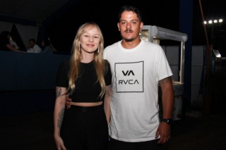 
<a style='margin-left: 5px;' class='btn btn-xs btn-social btn-facebook' href='https://www.facebook.com/sharer/sharer.php?u=https://galeramix.s01.web.getmuller.com.br/imagem/a162/800-800-90/conteudo/site_galerias/162/tijufest-2025-zeze-di-camargo-21.jpg' rel='popup' data-width='500' data-height='400'><i class='fa fa-facebook'></i>Compartilhar <span class='hidden-xs'>no Facebook</span>
</a> 
<a class='btn btn-default btn-xs' target='_blank' href='imagem/a162/800-800-90/conteudo/site_galerias/162/tijufest-2025-zeze-di-camargo-21.jpg'>
<span class='glyphicon glyphicon-cloud-download'></span> Salvar
</a>
