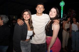 
<a style='margin-left: 5px;' class='btn btn-xs btn-social btn-facebook' href='https://www.facebook.com/sharer/sharer.php?u=https://galeramix.s01.web.getmuller.com.br/imagem/a162/800-800-90/conteudo/site_galerias/162/tijufest-2025-zeze-di-camargo-45.jpg' rel='popup' data-width='500' data-height='400'><i class='fa fa-facebook'></i>Compartilhar <span class='hidden-xs'>no Facebook</span>
</a> 
<a class='btn btn-default btn-xs' target='_blank' href='imagem/a162/800-800-90/conteudo/site_galerias/162/tijufest-2025-zeze-di-camargo-45.jpg'>
<span class='glyphicon glyphicon-cloud-download'></span> Salvar
</a>
