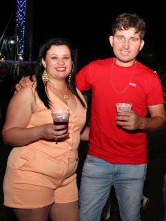 
<a style='margin-left: 5px;' class='btn btn-xs btn-social btn-facebook' href='https://www.facebook.com/sharer/sharer.php?u=https://galeramix.s01.web.getmuller.com.br/imagem/a162/800-800-90/conteudo/site_galerias/162/tijufest-2025-zeze-di-camargo-49.jpg' rel='popup' data-width='500' data-height='400'><i class='fa fa-facebook'></i>Compartilhar <span class='hidden-xs'>no Facebook</span>
</a> 
<a class='btn btn-default btn-xs' target='_blank' href='imagem/a162/800-800-90/conteudo/site_galerias/162/tijufest-2025-zeze-di-camargo-49.jpg'>
<span class='glyphicon glyphicon-cloud-download'></span> Salvar
</a>
