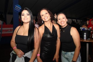 
<a style='margin-left: 5px;' class='btn btn-xs btn-social btn-facebook' href='https://www.facebook.com/sharer/sharer.php?u=https://galeramix.s01.web.getmuller.com.br/imagem/a162/800-800-90/conteudo/site_galerias/162/tijufest-2025-zeze-di-camargo-5.jpg' rel='popup' data-width='500' data-height='400'><i class='fa fa-facebook'></i>Compartilhar <span class='hidden-xs'>no Facebook</span>
</a> 
<a class='btn btn-default btn-xs' target='_blank' href='imagem/a162/800-800-90/conteudo/site_galerias/162/tijufest-2025-zeze-di-camargo-5.jpg'>
<span class='glyphicon glyphicon-cloud-download'></span> Salvar
</a>
