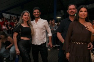 
<a style='margin-left: 5px;' class='btn btn-xs btn-social btn-facebook' href='https://www.facebook.com/sharer/sharer.php?u=https://galeramix.s01.web.getmuller.com.br/imagem/a162/800-800-90/conteudo/site_galerias/162/tijufest-2025-zeze-di-camargo-58.jpg' rel='popup' data-width='500' data-height='400'><i class='fa fa-facebook'></i>Compartilhar <span class='hidden-xs'>no Facebook</span>
</a> 
<a class='btn btn-default btn-xs' target='_blank' href='imagem/a162/800-800-90/conteudo/site_galerias/162/tijufest-2025-zeze-di-camargo-58.jpg'>
<span class='glyphicon glyphicon-cloud-download'></span> Salvar
</a>
