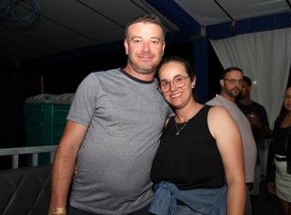 
<a style='margin-left: 5px;' class='btn btn-xs btn-social btn-facebook' href='https://www.facebook.com/sharer/sharer.php?u=https://galeramix.s01.web.getmuller.com.br/imagem/a162/800-800-90/conteudo/site_galerias/162/tijufest-2025-zeze-di-camargo-64.jpg' rel='popup' data-width='500' data-height='400'><i class='fa fa-facebook'></i>Compartilhar <span class='hidden-xs'>no Facebook</span>
</a> 
<a class='btn btn-default btn-xs' target='_blank' href='imagem/a162/800-800-90/conteudo/site_galerias/162/tijufest-2025-zeze-di-camargo-64.jpg'>
<span class='glyphicon glyphicon-cloud-download'></span> Salvar
</a>
