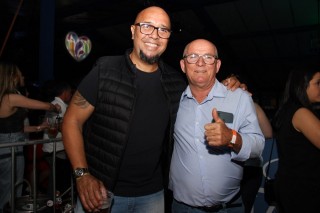 
<a style='margin-left: 5px;' class='btn btn-xs btn-social btn-facebook' href='https://www.facebook.com/sharer/sharer.php?u=https://galeramix.s01.web.getmuller.com.br/imagem/a162/800-800-90/conteudo/site_galerias/162/tijufest-2025-zeze-di-camargo-67.jpg' rel='popup' data-width='500' data-height='400'><i class='fa fa-facebook'></i>Compartilhar <span class='hidden-xs'>no Facebook</span>
</a> 
<a class='btn btn-default btn-xs' target='_blank' href='imagem/a162/800-800-90/conteudo/site_galerias/162/tijufest-2025-zeze-di-camargo-67.jpg'>
<span class='glyphicon glyphicon-cloud-download'></span> Salvar
</a>
