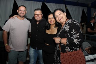 
<a style='margin-left: 5px;' class='btn btn-xs btn-social btn-facebook' href='https://www.facebook.com/sharer/sharer.php?u=https://galeramix.s01.web.getmuller.com.br/imagem/a162/800-800-90/conteudo/site_galerias/162/tijufest-2025-zeze-di-camargo-68.jpg' rel='popup' data-width='500' data-height='400'><i class='fa fa-facebook'></i>Compartilhar <span class='hidden-xs'>no Facebook</span>
</a> 
<a class='btn btn-default btn-xs' target='_blank' href='imagem/a162/800-800-90/conteudo/site_galerias/162/tijufest-2025-zeze-di-camargo-68.jpg'>
<span class='glyphicon glyphicon-cloud-download'></span> Salvar
</a>
