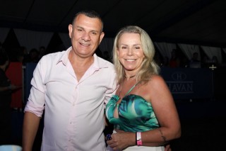 
<a style='margin-left: 5px;' class='btn btn-xs btn-social btn-facebook' href='https://www.facebook.com/sharer/sharer.php?u=https://galeramix.s01.web.getmuller.com.br/imagem/a162/800-800-90/conteudo/site_galerias/162/tijufest-2025-zeze-di-camargo-7.jpg' rel='popup' data-width='500' data-height='400'><i class='fa fa-facebook'></i>Compartilhar <span class='hidden-xs'>no Facebook</span>
</a> 
<a class='btn btn-default btn-xs' target='_blank' href='imagem/a162/800-800-90/conteudo/site_galerias/162/tijufest-2025-zeze-di-camargo-7.jpg'>
<span class='glyphicon glyphicon-cloud-download'></span> Salvar
</a>
