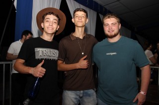 
<a style='margin-left: 5px;' class='btn btn-xs btn-social btn-facebook' href='https://www.facebook.com/sharer/sharer.php?u=https://galeramix.s01.web.getmuller.com.br/imagem/a162/800-800-90/conteudo/site_galerias/162/tijufest-2025-zeze-di-camargo-78.jpg' rel='popup' data-width='500' data-height='400'><i class='fa fa-facebook'></i>Compartilhar <span class='hidden-xs'>no Facebook</span>
</a> 
<a class='btn btn-default btn-xs' target='_blank' href='imagem/a162/800-800-90/conteudo/site_galerias/162/tijufest-2025-zeze-di-camargo-78.jpg'>
<span class='glyphicon glyphicon-cloud-download'></span> Salvar
</a>
