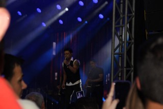 
<a style='margin-left: 5px;' class='btn btn-xs btn-social btn-facebook' href='https://www.facebook.com/sharer/sharer.php?u=https://galeramix.s01.web.getmuller.com.br/imagem/a162/800-800-90/conteudo/site_galerias/162/tijufest-2025-zeze-di-camargo-83.jpg' rel='popup' data-width='500' data-height='400'><i class='fa fa-facebook'></i>Compartilhar <span class='hidden-xs'>no Facebook</span>
</a> 
<a class='btn btn-default btn-xs' target='_blank' href='imagem/a162/800-800-90/conteudo/site_galerias/162/tijufest-2025-zeze-di-camargo-83.jpg'>
<span class='glyphicon glyphicon-cloud-download'></span> Salvar
</a>
