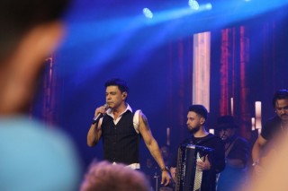 
<a style='margin-left: 5px;' class='btn btn-xs btn-social btn-facebook' href='https://www.facebook.com/sharer/sharer.php?u=https://galeramix.s01.web.getmuller.com.br/imagem/a162/800-800-90/conteudo/site_galerias/162/tijufest-2025-zeze-di-camargo-87.jpg' rel='popup' data-width='500' data-height='400'><i class='fa fa-facebook'></i>Compartilhar <span class='hidden-xs'>no Facebook</span>
</a> 
<a class='btn btn-default btn-xs' target='_blank' href='imagem/a162/800-800-90/conteudo/site_galerias/162/tijufest-2025-zeze-di-camargo-87.jpg'>
<span class='glyphicon glyphicon-cloud-download'></span> Salvar
</a>
