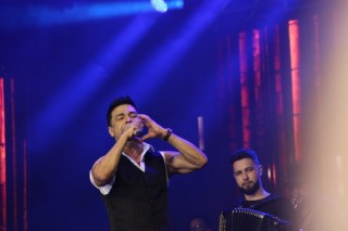 
<a style='margin-left: 5px;' class='btn btn-xs btn-social btn-facebook' href='https://www.facebook.com/sharer/sharer.php?u=https://galeramix.s01.web.getmuller.com.br/imagem/a162/800-800-90/conteudo/site_galerias/162/tijufest-2025-zeze-di-camargo-88.jpg' rel='popup' data-width='500' data-height='400'><i class='fa fa-facebook'></i>Compartilhar <span class='hidden-xs'>no Facebook</span>
</a> 
<a class='btn btn-default btn-xs' target='_blank' href='imagem/a162/800-800-90/conteudo/site_galerias/162/tijufest-2025-zeze-di-camargo-88.jpg'>
<span class='glyphicon glyphicon-cloud-download'></span> Salvar
</a>
