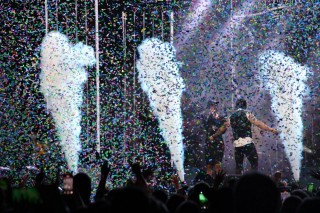 
<a style='margin-left: 5px;' class='btn btn-xs btn-social btn-facebook' href='https://www.facebook.com/sharer/sharer.php?u=https://galeramix.s01.web.getmuller.com.br/imagem/a162/800-800-90/conteudo/site_galerias/162/tijufest-2025-zeze-di-camargo-96.jpg' rel='popup' data-width='500' data-height='400'><i class='fa fa-facebook'></i>Compartilhar <span class='hidden-xs'>no Facebook</span>
</a> 
<a class='btn btn-default btn-xs' target='_blank' href='imagem/a162/800-800-90/conteudo/site_galerias/162/tijufest-2025-zeze-di-camargo-96.jpg'>
<span class='glyphicon glyphicon-cloud-download'></span> Salvar
</a>
