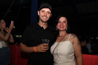 
<a style='margin-left: 5px;' class='btn btn-xs btn-social btn-facebook' href='https://www.facebook.com/sharer/sharer.php?u=https://galeramix.s01.web.getmuller.com.br/imagem/a162/800-800-90/conteudo/site_galerias/162/tijufest-2025-zeze-di-camargo-97.jpg' rel='popup' data-width='500' data-height='400'><i class='fa fa-facebook'></i>Compartilhar <span class='hidden-xs'>no Facebook</span>
</a> 
<a class='btn btn-default btn-xs' target='_blank' href='imagem/a162/800-800-90/conteudo/site_galerias/162/tijufest-2025-zeze-di-camargo-97.jpg'>
<span class='glyphicon glyphicon-cloud-download'></span> Salvar
</a>
