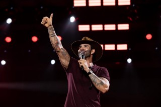 
                                    <a style='margin-left: 5px;' class='btn btn-xs btn-social btn-facebook' href='https://www.facebook.com/sharer/sharer.php?u=https://galeramix.s01.web.getmuller.com.br/imagem/a163/800-800-90/conteudo/site_galerias/163/00000000000000000000000000000000000000-gustavo-lima-costelaco-jr-seco.jpg' rel='popup' data-width='500' data-height='400'><i class='fa fa-facebook'></i>Compartilhar <span class='hidden-xs'>no Facebook</span>
                                </a> 
                                <a class='btn btn-default btn-xs' target='_blank' href='imagem/a163/800-800-90/conteudo/site_galerias/163/00000000000000000000000000000000000000-gustavo-lima-costelaco-jr-seco.jpg'>
                                    <span class='glyphicon glyphicon-cloud-download'></span> Salvar
                                </a>
                                