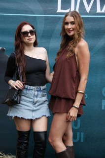 
<a style='margin-left: 5px;' class='btn btn-xs btn-social btn-facebook' href='https://www.facebook.com/sharer/sharer.php?u=https://galeramix.s01.web.getmuller.com.br/imagem/a163/800-800-90/conteudo/site_galerias/163/gustavo-lima-costelaco-junior-seco-galeramix-1.jpg' rel='popup' data-width='500' data-height='400'><i class='fa fa-facebook'></i>Compartilhar <span class='hidden-xs'>no Facebook</span>
</a> 
<a class='btn btn-default btn-xs' target='_blank' href='imagem/a163/800-800-90/conteudo/site_galerias/163/gustavo-lima-costelaco-junior-seco-galeramix-1.jpg'>
<span class='glyphicon glyphicon-cloud-download'></span> Salvar
</a>
