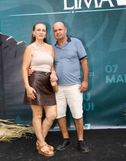 
<a style='margin-left: 5px;' class='btn btn-xs btn-social btn-facebook' href='https://www.facebook.com/sharer/sharer.php?u=https://galeramix.s01.web.getmuller.com.br/imagem/a163/800-800-90/conteudo/site_galerias/163/gustavo-lima-costelaco-junior-seco-galeramix-119.jpg' rel='popup' data-width='500' data-height='400'><i class='fa fa-facebook'></i>Compartilhar <span class='hidden-xs'>no Facebook</span>
</a> 
<a class='btn btn-default btn-xs' target='_blank' href='imagem/a163/800-800-90/conteudo/site_galerias/163/gustavo-lima-costelaco-junior-seco-galeramix-119.jpg'>
<span class='glyphicon glyphicon-cloud-download'></span> Salvar
</a>
