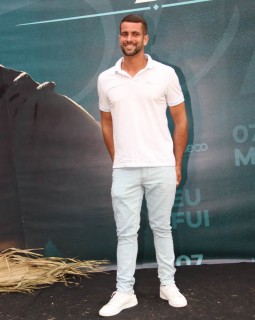 
<a style='margin-left: 5px;' class='btn btn-xs btn-social btn-facebook' href='https://www.facebook.com/sharer/sharer.php?u=https://galeramix.s01.web.getmuller.com.br/imagem/a163/800-800-90/conteudo/site_galerias/163/gustavo-lima-costelaco-junior-seco-galeramix-140.jpg' rel='popup' data-width='500' data-height='400'><i class='fa fa-facebook'></i>Compartilhar <span class='hidden-xs'>no Facebook</span>
</a> 
<a class='btn btn-default btn-xs' target='_blank' href='imagem/a163/800-800-90/conteudo/site_galerias/163/gustavo-lima-costelaco-junior-seco-galeramix-140.jpg'>
<span class='glyphicon glyphicon-cloud-download'></span> Salvar
</a>
