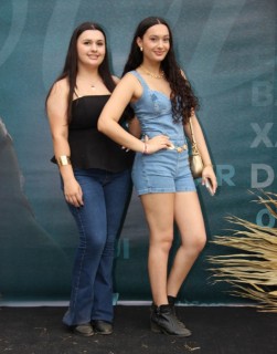 
<a style='margin-left: 5px;' class='btn btn-xs btn-social btn-facebook' href='https://www.facebook.com/sharer/sharer.php?u=https://galeramix.s01.web.getmuller.com.br/imagem/a163/800-800-90/conteudo/site_galerias/163/gustavo-lima-costelaco-junior-seco-galeramix-154.jpg' rel='popup' data-width='500' data-height='400'><i class='fa fa-facebook'></i>Compartilhar <span class='hidden-xs'>no Facebook</span>
</a> 
<a class='btn btn-default btn-xs' target='_blank' href='imagem/a163/800-800-90/conteudo/site_galerias/163/gustavo-lima-costelaco-junior-seco-galeramix-154.jpg'>
<span class='glyphicon glyphicon-cloud-download'></span> Salvar
</a>
