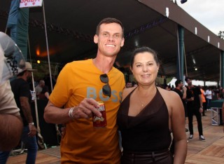 
<a style='margin-left: 5px;' class='btn btn-xs btn-social btn-facebook' href='https://www.facebook.com/sharer/sharer.php?u=https://galeramix.s01.web.getmuller.com.br/imagem/a163/800-800-90/conteudo/site_galerias/163/gustavo-lima-costelaco-junior-seco-galeramix-168.jpg' rel='popup' data-width='500' data-height='400'><i class='fa fa-facebook'></i>Compartilhar <span class='hidden-xs'>no Facebook</span>
</a> 
<a class='btn btn-default btn-xs' target='_blank' href='imagem/a163/800-800-90/conteudo/site_galerias/163/gustavo-lima-costelaco-junior-seco-galeramix-168.jpg'>
<span class='glyphicon glyphicon-cloud-download'></span> Salvar
</a>
