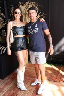 
<a style='margin-left: 5px;' class='btn btn-xs btn-social btn-facebook' href='https://www.facebook.com/sharer/sharer.php?u=https://galeramix.s01.web.getmuller.com.br/imagem/a163/800-800-90/conteudo/site_galerias/163/gustavo-lima-costelaco-junior-seco-galeramix-19.jpg' rel='popup' data-width='500' data-height='400'><i class='fa fa-facebook'></i>Compartilhar <span class='hidden-xs'>no Facebook</span>
</a> 
<a class='btn btn-default btn-xs' target='_blank' href='imagem/a163/800-800-90/conteudo/site_galerias/163/gustavo-lima-costelaco-junior-seco-galeramix-19.jpg'>
<span class='glyphicon glyphicon-cloud-download'></span> Salvar
</a>
