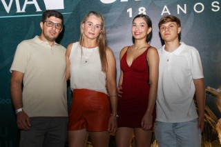 
<a style='margin-left: 5px;' class='btn btn-xs btn-social btn-facebook' href='https://www.facebook.com/sharer/sharer.php?u=https://galeramix.s01.web.getmuller.com.br/imagem/a163/800-800-90/conteudo/site_galerias/163/gustavo-lima-costelaco-junior-seco-galeramix-195.jpg' rel='popup' data-width='500' data-height='400'><i class='fa fa-facebook'></i>Compartilhar <span class='hidden-xs'>no Facebook</span>
</a> 
<a class='btn btn-default btn-xs' target='_blank' href='imagem/a163/800-800-90/conteudo/site_galerias/163/gustavo-lima-costelaco-junior-seco-galeramix-195.jpg'>
<span class='glyphicon glyphicon-cloud-download'></span> Salvar
</a>
