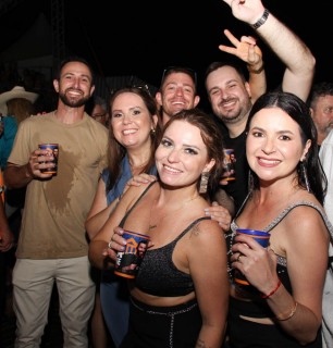 
<a style='margin-left: 5px;' class='btn btn-xs btn-social btn-facebook' href='https://www.facebook.com/sharer/sharer.php?u=https://galeramix.s01.web.getmuller.com.br/imagem/a163/800-800-90/conteudo/site_galerias/163/gustavo-lima-costelaco-junior-seco-galeramix-206.jpg' rel='popup' data-width='500' data-height='400'><i class='fa fa-facebook'></i>Compartilhar <span class='hidden-xs'>no Facebook</span>
</a> 
<a class='btn btn-default btn-xs' target='_blank' href='imagem/a163/800-800-90/conteudo/site_galerias/163/gustavo-lima-costelaco-junior-seco-galeramix-206.jpg'>
<span class='glyphicon glyphicon-cloud-download'></span> Salvar
</a>
