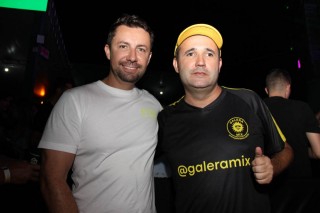 
<a style='margin-left: 5px;' class='btn btn-xs btn-social btn-facebook' href='https://www.facebook.com/sharer/sharer.php?u=https://galeramix.s01.web.getmuller.com.br/imagem/a163/800-800-90/conteudo/site_galerias/163/gustavo-lima-costelaco-junior-seco-galeramix-211.jpg' rel='popup' data-width='500' data-height='400'><i class='fa fa-facebook'></i>Compartilhar <span class='hidden-xs'>no Facebook</span>
</a> 
<a class='btn btn-default btn-xs' target='_blank' href='imagem/a163/800-800-90/conteudo/site_galerias/163/gustavo-lima-costelaco-junior-seco-galeramix-211.jpg'>
<span class='glyphicon glyphicon-cloud-download'></span> Salvar
</a>
