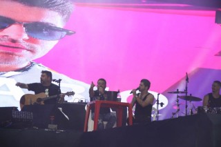 
<a style='margin-left: 5px;' class='btn btn-xs btn-social btn-facebook' href='https://www.facebook.com/sharer/sharer.php?u=https://galeramix.s01.web.getmuller.com.br/imagem/a163/800-800-90/conteudo/site_galerias/163/gustavo-lima-costelaco-junior-seco-galeramix-217.jpg' rel='popup' data-width='500' data-height='400'><i class='fa fa-facebook'></i>Compartilhar <span class='hidden-xs'>no Facebook</span>
</a> 
<a class='btn btn-default btn-xs' target='_blank' href='imagem/a163/800-800-90/conteudo/site_galerias/163/gustavo-lima-costelaco-junior-seco-galeramix-217.jpg'>
<span class='glyphicon glyphicon-cloud-download'></span> Salvar
</a>
