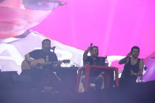 
<a style='margin-left: 5px;' class='btn btn-xs btn-social btn-facebook' href='https://www.facebook.com/sharer/sharer.php?u=https://galeramix.s01.web.getmuller.com.br/imagem/a163/800-800-90/conteudo/site_galerias/163/gustavo-lima-costelaco-junior-seco-galeramix-219.jpg' rel='popup' data-width='500' data-height='400'><i class='fa fa-facebook'></i>Compartilhar <span class='hidden-xs'>no Facebook</span>
</a> 
<a class='btn btn-default btn-xs' target='_blank' href='imagem/a163/800-800-90/conteudo/site_galerias/163/gustavo-lima-costelaco-junior-seco-galeramix-219.jpg'>
<span class='glyphicon glyphicon-cloud-download'></span> Salvar
</a>
