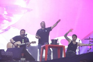 
<a style='margin-left: 5px;' class='btn btn-xs btn-social btn-facebook' href='https://www.facebook.com/sharer/sharer.php?u=https://galeramix.s01.web.getmuller.com.br/imagem/a163/800-800-90/conteudo/site_galerias/163/gustavo-lima-costelaco-junior-seco-galeramix-220.jpg' rel='popup' data-width='500' data-height='400'><i class='fa fa-facebook'></i>Compartilhar <span class='hidden-xs'>no Facebook</span>
</a> 
<a class='btn btn-default btn-xs' target='_blank' href='imagem/a163/800-800-90/conteudo/site_galerias/163/gustavo-lima-costelaco-junior-seco-galeramix-220.jpg'>
<span class='glyphicon glyphicon-cloud-download'></span> Salvar
</a>
