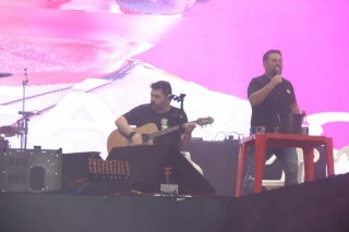 
<a style='margin-left: 5px;' class='btn btn-xs btn-social btn-facebook' href='https://www.facebook.com/sharer/sharer.php?u=https://galeramix.s01.web.getmuller.com.br/imagem/a163/800-800-90/conteudo/site_galerias/163/gustavo-lima-costelaco-junior-seco-galeramix-222.jpg' rel='popup' data-width='500' data-height='400'><i class='fa fa-facebook'></i>Compartilhar <span class='hidden-xs'>no Facebook</span>
</a> 
<a class='btn btn-default btn-xs' target='_blank' href='imagem/a163/800-800-90/conteudo/site_galerias/163/gustavo-lima-costelaco-junior-seco-galeramix-222.jpg'>
<span class='glyphicon glyphicon-cloud-download'></span> Salvar
</a>
