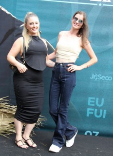 
<a style='margin-left: 5px;' class='btn btn-xs btn-social btn-facebook' href='https://www.facebook.com/sharer/sharer.php?u=https://galeramix.s01.web.getmuller.com.br/imagem/a163/800-800-90/conteudo/site_galerias/163/gustavo-lima-costelaco-junior-seco-galeramix-239.jpg' rel='popup' data-width='500' data-height='400'><i class='fa fa-facebook'></i>Compartilhar <span class='hidden-xs'>no Facebook</span>
</a> 
<a class='btn btn-default btn-xs' target='_blank' href='imagem/a163/800-800-90/conteudo/site_galerias/163/gustavo-lima-costelaco-junior-seco-galeramix-239.jpg'>
<span class='glyphicon glyphicon-cloud-download'></span> Salvar
</a>
