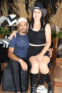 
<a style='margin-left: 5px;' class='btn btn-xs btn-social btn-facebook' href='https://www.facebook.com/sharer/sharer.php?u=https://galeramix.s01.web.getmuller.com.br/imagem/a163/800-800-90/conteudo/site_galerias/163/gustavo-lima-costelaco-junior-seco-galeramix-24.jpg' rel='popup' data-width='500' data-height='400'><i class='fa fa-facebook'></i>Compartilhar <span class='hidden-xs'>no Facebook</span>
</a> 
<a class='btn btn-default btn-xs' target='_blank' href='imagem/a163/800-800-90/conteudo/site_galerias/163/gustavo-lima-costelaco-junior-seco-galeramix-24.jpg'>
<span class='glyphicon glyphicon-cloud-download'></span> Salvar
</a>
