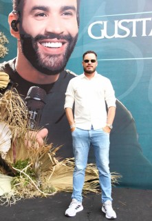 
<a style='margin-left: 5px;' class='btn btn-xs btn-social btn-facebook' href='https://www.facebook.com/sharer/sharer.php?u=https://galeramix.s01.web.getmuller.com.br/imagem/a163/800-800-90/conteudo/site_galerias/163/gustavo-lima-costelaco-junior-seco-galeramix-247.jpg' rel='popup' data-width='500' data-height='400'><i class='fa fa-facebook'></i>Compartilhar <span class='hidden-xs'>no Facebook</span>
</a> 
<a class='btn btn-default btn-xs' target='_blank' href='imagem/a163/800-800-90/conteudo/site_galerias/163/gustavo-lima-costelaco-junior-seco-galeramix-247.jpg'>
<span class='glyphicon glyphicon-cloud-download'></span> Salvar
</a>
