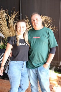 
<a style='margin-left: 5px;' class='btn btn-xs btn-social btn-facebook' href='https://www.facebook.com/sharer/sharer.php?u=https://galeramix.s01.web.getmuller.com.br/imagem/a163/800-800-90/conteudo/site_galerias/163/gustavo-lima-costelaco-junior-seco-galeramix-275.jpg' rel='popup' data-width='500' data-height='400'><i class='fa fa-facebook'></i>Compartilhar <span class='hidden-xs'>no Facebook</span>
</a> 
<a class='btn btn-default btn-xs' target='_blank' href='imagem/a163/800-800-90/conteudo/site_galerias/163/gustavo-lima-costelaco-junior-seco-galeramix-275.jpg'>
<span class='glyphicon glyphicon-cloud-download'></span> Salvar
</a>
