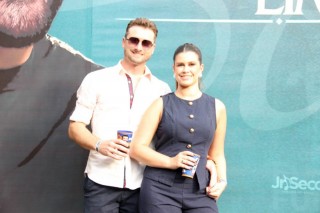 
<a style='margin-left: 5px;' class='btn btn-xs btn-social btn-facebook' href='https://www.facebook.com/sharer/sharer.php?u=https://galeramix.s01.web.getmuller.com.br/imagem/a163/800-800-90/conteudo/site_galerias/163/gustavo-lima-costelaco-junior-seco-galeramix-36.jpg' rel='popup' data-width='500' data-height='400'><i class='fa fa-facebook'></i>Compartilhar <span class='hidden-xs'>no Facebook</span>
</a> 
<a class='btn btn-default btn-xs' target='_blank' href='imagem/a163/800-800-90/conteudo/site_galerias/163/gustavo-lima-costelaco-junior-seco-galeramix-36.jpg'>
<span class='glyphicon glyphicon-cloud-download'></span> Salvar
</a>
