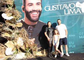 
<a style='margin-left: 5px;' class='btn btn-xs btn-social btn-facebook' href='https://www.facebook.com/sharer/sharer.php?u=https://galeramix.s01.web.getmuller.com.br/imagem/a163/800-800-90/conteudo/site_galerias/163/gustavo-lima-costelaco-junior-seco-galeramix-48.jpg' rel='popup' data-width='500' data-height='400'><i class='fa fa-facebook'></i>Compartilhar <span class='hidden-xs'>no Facebook</span>
</a> 
<a class='btn btn-default btn-xs' target='_blank' href='imagem/a163/800-800-90/conteudo/site_galerias/163/gustavo-lima-costelaco-junior-seco-galeramix-48.jpg'>
<span class='glyphicon glyphicon-cloud-download'></span> Salvar
</a>
