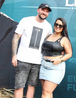 
<a style='margin-left: 5px;' class='btn btn-xs btn-social btn-facebook' href='https://www.facebook.com/sharer/sharer.php?u=https://galeramix.s01.web.getmuller.com.br/imagem/a163/800-800-90/conteudo/site_galerias/163/gustavo-lima-costelaco-junior-seco-galeramix-54.jpg' rel='popup' data-width='500' data-height='400'><i class='fa fa-facebook'></i>Compartilhar <span class='hidden-xs'>no Facebook</span>
</a> 
<a class='btn btn-default btn-xs' target='_blank' href='imagem/a163/800-800-90/conteudo/site_galerias/163/gustavo-lima-costelaco-junior-seco-galeramix-54.jpg'>
<span class='glyphicon glyphicon-cloud-download'></span> Salvar
</a>
