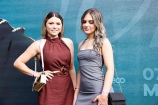 
<a style='margin-left: 5px;' class='btn btn-xs btn-social btn-facebook' href='https://www.facebook.com/sharer/sharer.php?u=https://galeramix.s01.web.getmuller.com.br/imagem/a163/800-800-90/conteudo/site_galerias/163/gustavo-lima-costelaco-junior-seco-galeramix-69.jpg' rel='popup' data-width='500' data-height='400'><i class='fa fa-facebook'></i>Compartilhar <span class='hidden-xs'>no Facebook</span>
</a> 
<a class='btn btn-default btn-xs' target='_blank' href='imagem/a163/800-800-90/conteudo/site_galerias/163/gustavo-lima-costelaco-junior-seco-galeramix-69.jpg'>
<span class='glyphicon glyphicon-cloud-download'></span> Salvar
</a>
