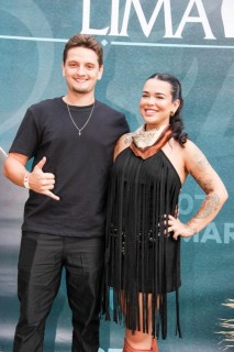 
<a style='margin-left: 5px;' class='btn btn-xs btn-social btn-facebook' href='https://www.facebook.com/sharer/sharer.php?u=https://galeramix.s01.web.getmuller.com.br/imagem/a163/800-800-90/conteudo/site_galerias/163/gustavo-lima-costelaco-junior-seco-galeramix-93.jpg' rel='popup' data-width='500' data-height='400'><i class='fa fa-facebook'></i>Compartilhar <span class='hidden-xs'>no Facebook</span>
</a> 
<a class='btn btn-default btn-xs' target='_blank' href='imagem/a163/800-800-90/conteudo/site_galerias/163/gustavo-lima-costelaco-junior-seco-galeramix-93.jpg'>
<span class='glyphicon glyphicon-cloud-download'></span> Salvar
</a>
