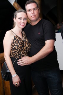 
                    <a style='margin-left: 5px;' class='btn btn-xs btn-social btn-facebook' href='https://www.facebook.com/sharer/sharer.php?u=https://galeramix.s01.web.getmuller.com.br/imagem/a17/800-800-90/conteudo/site_galerias/17/victor-e-leo-petry-102.jpg' rel='popup' data-width='500' data-height='400'><i class='fa fa-facebook'></i>Compartilhar <span class='hidden-xs'>no Facebook</span>
                </a> 
                <a class='btn btn-default btn-xs' target='_blank' href='imagem/a17/800-800-90/conteudo/site_galerias/17/victor-e-leo-petry-102.jpg'>
                    <span class='glyphicon glyphicon-cloud-download'></span> Salvar
                </a>
                