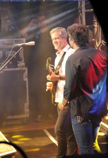 
            <a style='margin-left: 5px;' class='btn btn-xs btn-social btn-facebook' href='https://www.facebook.com/sharer/sharer.php?u=https://galeramix.s01.web.getmuller.com.br/imagem/a17/800-800-90/conteudo/site_galerias/17/victor-e-leo-petry-104.jpg' rel='popup' data-width='500' data-height='400'><i class='fa fa-facebook'></i>Compartilhar <span class='hidden-xs'>no Facebook</span>
        </a> 
        <a class='btn btn-default btn-xs' target='_blank' href='imagem/a17/800-800-90/conteudo/site_galerias/17/victor-e-leo-petry-104.jpg'>
            <span class='glyphicon glyphicon-cloud-download'></span> Salvar
        </a>
        