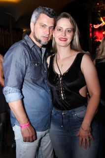 
<a style='margin-left: 5px;' class='btn btn-xs btn-social btn-facebook' href='https://www.facebook.com/sharer/sharer.php?u=https://galeramix.s01.web.getmuller.com.br/imagem/a17/800-800-90/conteudo/site_galerias/17/victor-e-leo-petry-114.jpg' rel='popup' data-width='500' data-height='400'><i class='fa fa-facebook'></i>Compartilhar <span class='hidden-xs'>no Facebook</span>
</a> 
<a class='btn btn-default btn-xs' target='_blank' href='imagem/a17/800-800-90/conteudo/site_galerias/17/victor-e-leo-petry-114.jpg'>
<span class='glyphicon glyphicon-cloud-download'></span> Salvar
</a>
