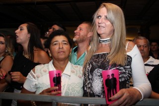 
<a style='margin-left: 5px;' class='btn btn-xs btn-social btn-facebook' href='https://www.facebook.com/sharer/sharer.php?u=https://galeramix.s01.web.getmuller.com.br/imagem/a17/800-800-90/conteudo/site_galerias/17/victor-e-leo-petry-118.jpg' rel='popup' data-width='500' data-height='400'><i class='fa fa-facebook'></i>Compartilhar <span class='hidden-xs'>no Facebook</span>
</a> 
<a class='btn btn-default btn-xs' target='_blank' href='imagem/a17/800-800-90/conteudo/site_galerias/17/victor-e-leo-petry-118.jpg'>
<span class='glyphicon glyphicon-cloud-download'></span> Salvar
</a>
