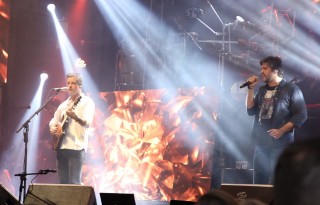 
<a style='margin-left: 5px;' class='btn btn-xs btn-social btn-facebook' href='https://www.facebook.com/sharer/sharer.php?u=https://galeramix.s01.web.getmuller.com.br/imagem/a17/800-800-90/conteudo/site_galerias/17/victor-e-leo-petry-119.jpg' rel='popup' data-width='500' data-height='400'><i class='fa fa-facebook'></i>Compartilhar <span class='hidden-xs'>no Facebook</span>
</a> 
<a class='btn btn-default btn-xs' target='_blank' href='imagem/a17/800-800-90/conteudo/site_galerias/17/victor-e-leo-petry-119.jpg'>
<span class='glyphicon glyphicon-cloud-download'></span> Salvar
</a>
