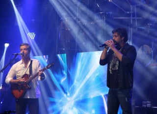 
<a style='margin-left: 5px;' class='btn btn-xs btn-social btn-facebook' href='https://www.facebook.com/sharer/sharer.php?u=https://galeramix.s01.web.getmuller.com.br/imagem/a17/800-800-90/conteudo/site_galerias/17/victor-e-leo-petry-121.jpg' rel='popup' data-width='500' data-height='400'><i class='fa fa-facebook'></i>Compartilhar <span class='hidden-xs'>no Facebook</span>
</a> 
<a class='btn btn-default btn-xs' target='_blank' href='imagem/a17/800-800-90/conteudo/site_galerias/17/victor-e-leo-petry-121.jpg'>
<span class='glyphicon glyphicon-cloud-download'></span> Salvar
</a>
