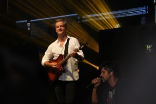 
<a style='margin-left: 5px;' class='btn btn-xs btn-social btn-facebook' href='https://www.facebook.com/sharer/sharer.php?u=https://galeramix.s01.web.getmuller.com.br/imagem/a17/800-800-90/conteudo/site_galerias/17/victor-e-leo-petry-128.jpg' rel='popup' data-width='500' data-height='400'><i class='fa fa-facebook'></i>Compartilhar <span class='hidden-xs'>no Facebook</span>
</a> 
<a class='btn btn-default btn-xs' target='_blank' href='imagem/a17/800-800-90/conteudo/site_galerias/17/victor-e-leo-petry-128.jpg'>
<span class='glyphicon glyphicon-cloud-download'></span> Salvar
</a>
