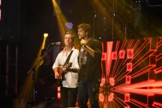 
<a style='margin-left: 5px;' class='btn btn-xs btn-social btn-facebook' href='https://www.facebook.com/sharer/sharer.php?u=https://galeramix.s01.web.getmuller.com.br/imagem/a17/800-800-90/conteudo/site_galerias/17/victor-e-leo-petry-129.jpg' rel='popup' data-width='500' data-height='400'><i class='fa fa-facebook'></i>Compartilhar <span class='hidden-xs'>no Facebook</span>
</a> 
<a class='btn btn-default btn-xs' target='_blank' href='imagem/a17/800-800-90/conteudo/site_galerias/17/victor-e-leo-petry-129.jpg'>
<span class='glyphicon glyphicon-cloud-download'></span> Salvar
</a>
